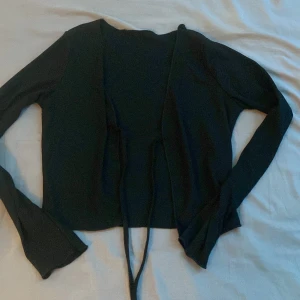 Svart topp  - Jätte fin tröja från shein som aldrig använts. Bekväm att ha på sig. Har en samma i vit om någon skulle va intresserad ❤️ passar både xs-s 💕