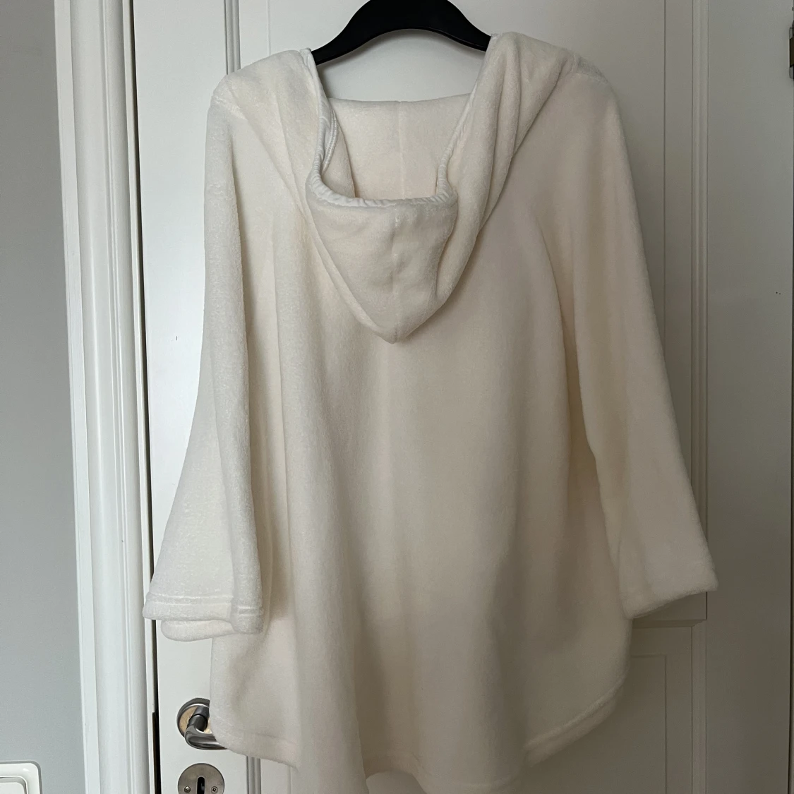 Vit mysig poncho med luva - 90