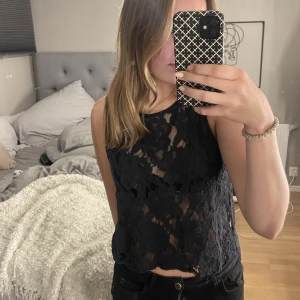 Spetstopp - Säljer denna spetstopp ifrån bikbok i stl xs men som även passar på mig som har S. Tröjan är i bra skick men säljer då den inte kommer till användning. Säljer för 55kr+frakt❤️