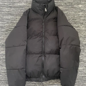 Puffer jacka  - Säljer denna magiska puffer jacka ifrån Asos helt slutsåld och sitter lite box. Skicket är super bra och inga defekter. Färg svart och storlek small