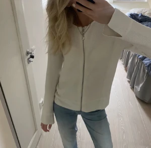 Vit kofta - så fin vit kofta😍nyskick, priset kan alltid diskuteras😇