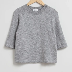 & other stories tröja - Jättesnygg grå stickad t shirt från & other stories! Den är i storlek L men har krympt till en rymlig S🩶🩶sitter så som på tjejen på bilden! orginalpris 690! bilden är lånad från Vera Tillenius❤️