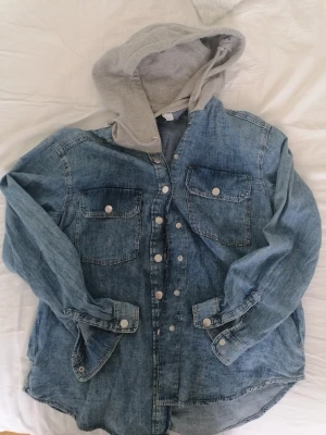 Jeans jacka 💙 - Det är väldigt bekvämt och vackert.  Den har även en hel del stora fickor.