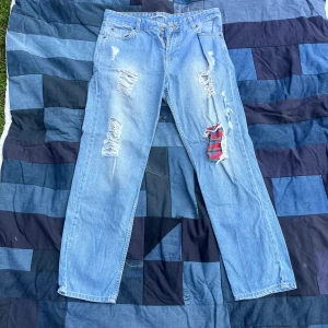 Distress reguler/baggy jeans - Otroligt snygga jeans som knappt är använda! Tveka ej o höra av dig vid frågor:) midja rakt över: 42,5cm. Total längd: 103cm. Pris går alltid o diskutera:) 