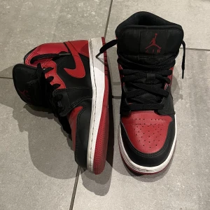 Jordan 1 - Söljer dessa jordan 1 i storlek 36,5! Jag fraktar endast och köparen står för frakten, hör av er om ni har frågor🩵🩵🩵
