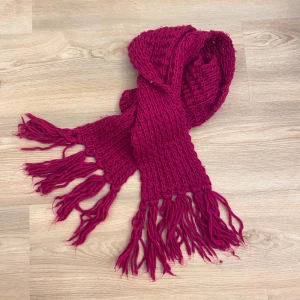 Lång stickad halsduk  - Fin jättelång cerise halsduk 