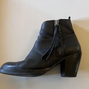 Acne pistol - Ett par riktigt sjyssta acne pjucks i modellen pistol. Riktigt snygga skor med spetsig tå.  Använt skick men fortfarande mycke liv i dem, dustbag finns