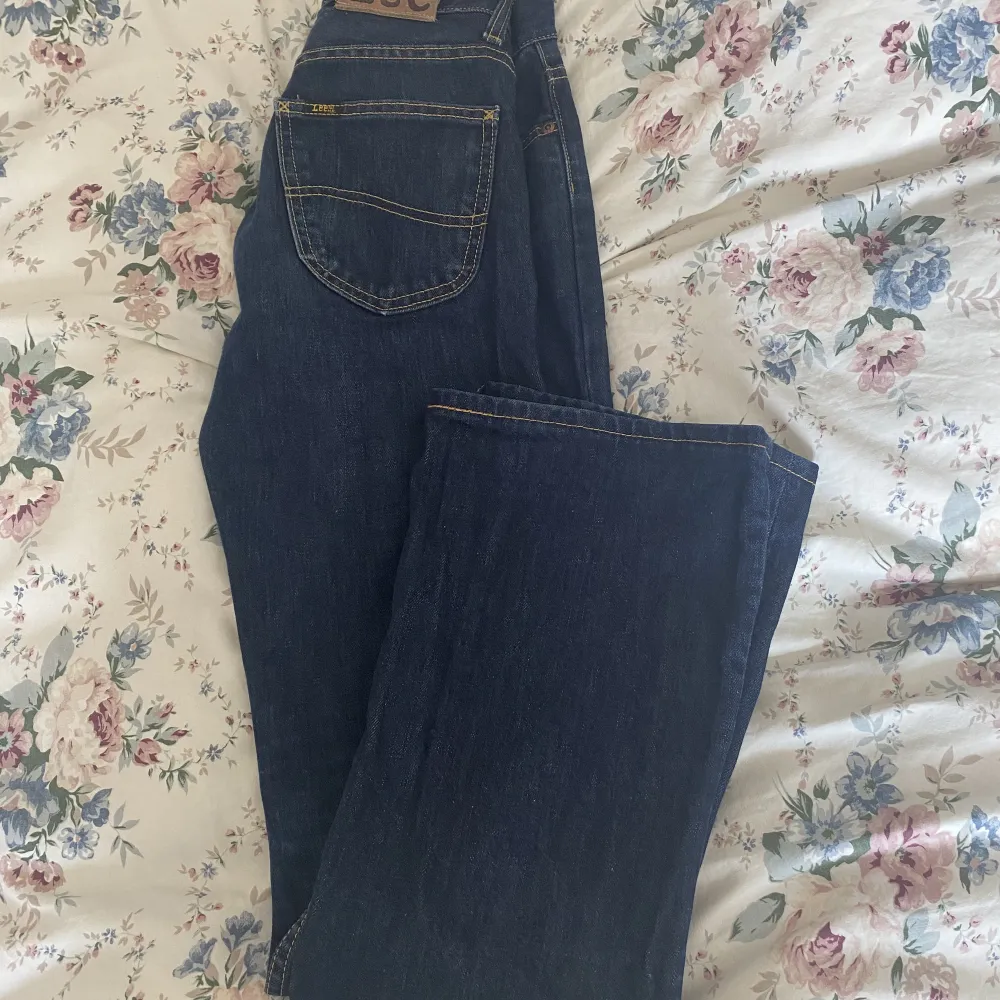 Lågmidjade bootcut jeans från lee, jättefint skick. Står ingen storlek i men är lite stora för mig som har typ xs så skulle gissa på S!. Jeans & Byxor.