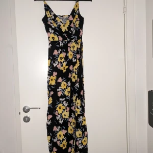 Blommig långklänning  - Blommig långklänning med slit