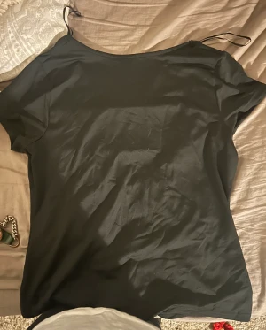 Öppenrygg tröja - (Öppenrygg) svart. Jätte fin från weekend i bra skick! Köparen betalar för frakt!🩷