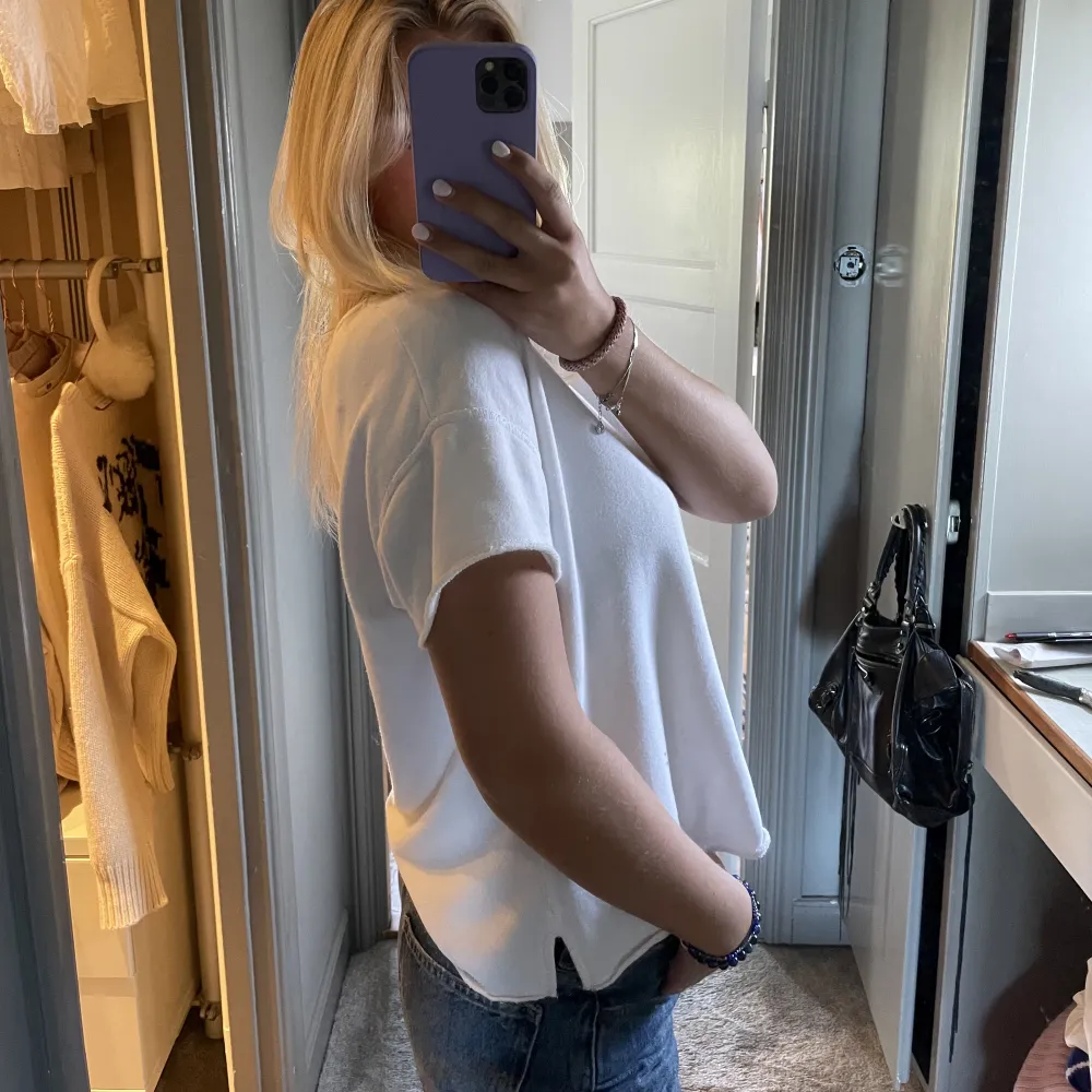 Säljer min så coola lite tjockare t shirt från Rag & Bone💓 Den är lite ljusrosa/vit☁️. T-shirts.