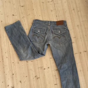 Jeans - Midjemått: ca 42 cm Jag är ca 165 cm 🤍