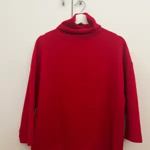 Röd tröja från stradivarius basic kollektion! Använd sällan så det är i väldigt bra skick. Varmt och mjuk textur. 