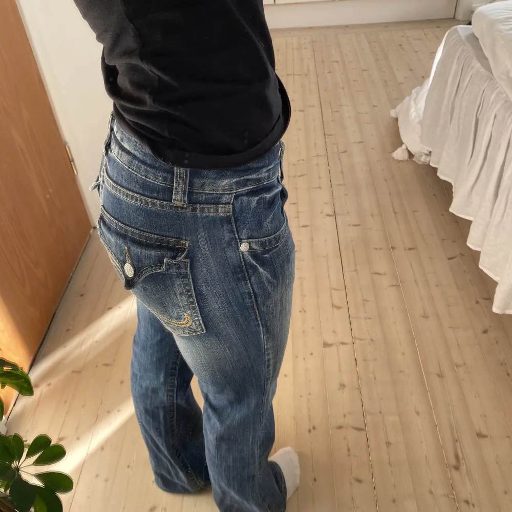Skitsnygga lågmidjade bootcutjeans kmr tyvärr inte till användning  Midjemått: ca 40,5 cm  Jag är ca 165 cm lång🤍. Jeans & Byxor.