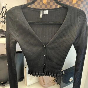 Topp - Svart topp med knappar fram och liten volang nertill. Super söt och aldrig använd. ❤️ i stl Xs och är väldigt stretchig, skriv gärna ett medelande om ni är intresserade eller lägg ett prisförslag , går med på det mesta men dock inga skam bud❤️ 