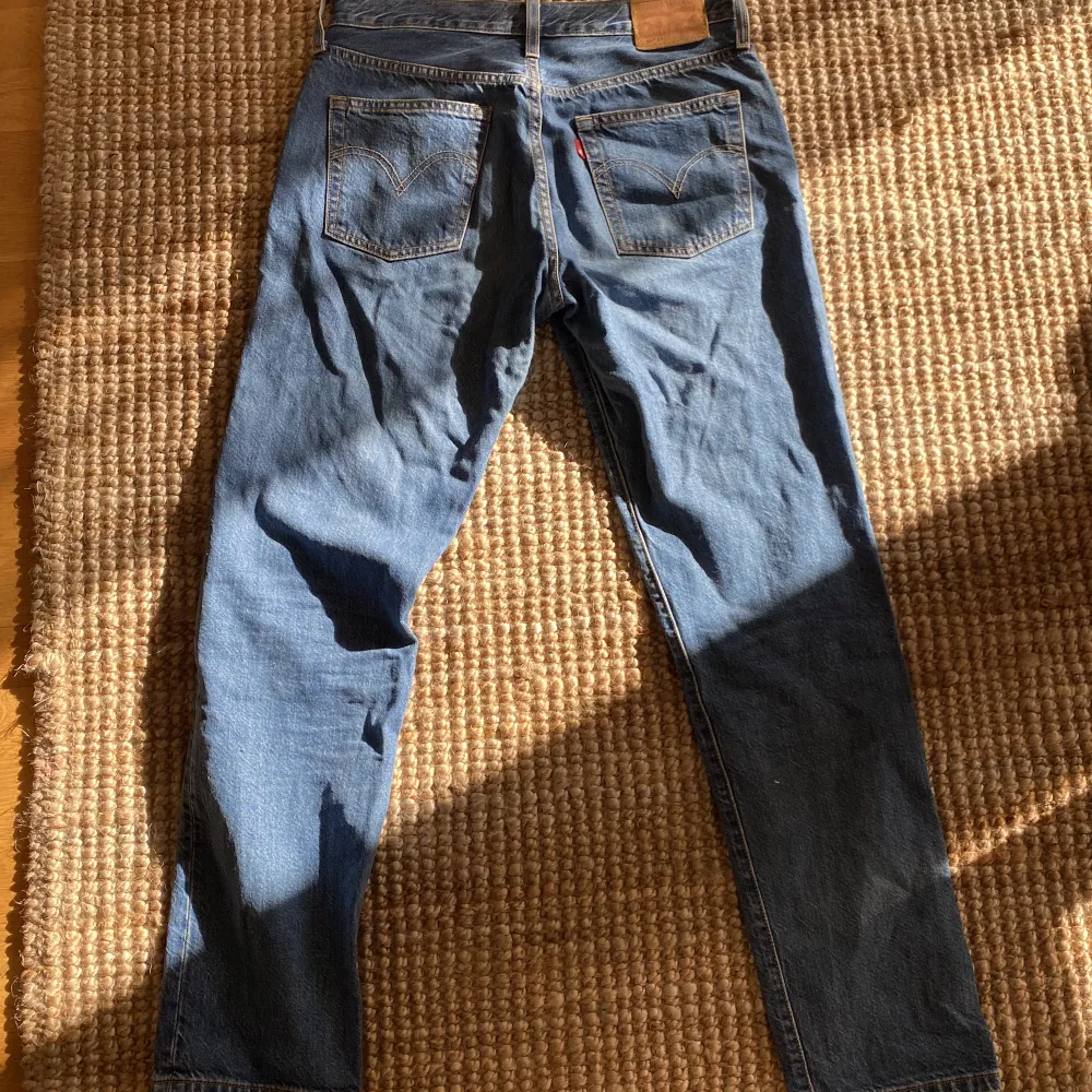 Blå Levis 501, i mycket bra skick. Köparen står för frakt. Jeans & Byxor.