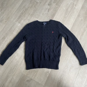 Ralph lauren tröja/sweatshirt - Säljer en stickad Polo Ralph Lauren tröja i stl jr M (10-12år) då den är för liten. I utmärkt skick, knappt använd. Kan postas eller hämtas upp. Mvh Albin