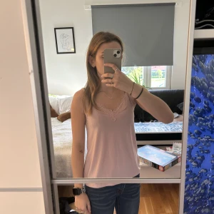 Linne - Ett fint ”natt” linne i färgen rosa. Aldrig använd! Inga defekter. Runt material med spets 