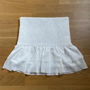 Säljer denna fina kjol då den inte passar mig. Aldrig använd så i nyskick. Slutsåld på nellys hemsida. 💗 💓