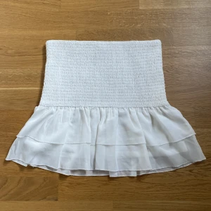 Vit kjol - Säljer denna fina kjol då den inte passar mig. Aldrig använd så i nyskick. Slutsåld på nellys hemsida. 💗 💓