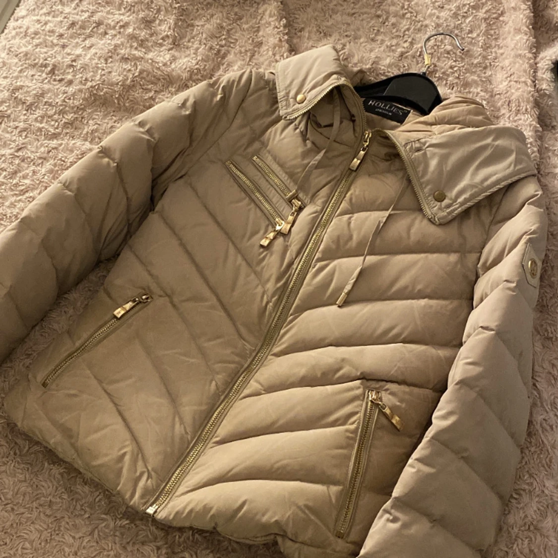 Beige vinterjacka från Hollies