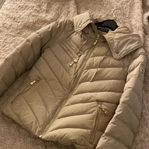 Beige vinterjacka från Hollies  - Säljer min beiga vinterjacka från märket Hollies!  Jätte fint skick, har tagits hand om väl.