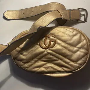 En Gucci axel väska har använt de bara en gång.
