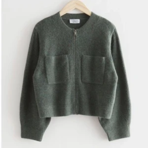 Stickad kofta - Superfin stickad zip kofta från &otherstories som inte går att köpa längre!! Nypris 790kr, helt i nyskick💕💕