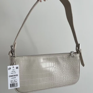 Gina Tricot - väska  - Säljer en helt ny Gina tricot väska som man kan matcha till vilken outfit som helst! (Har aldrig använts förr) 