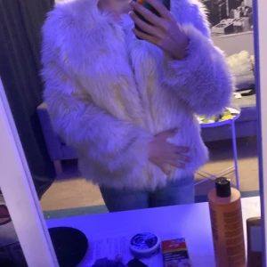Fluffig jacka - Säljer billigt