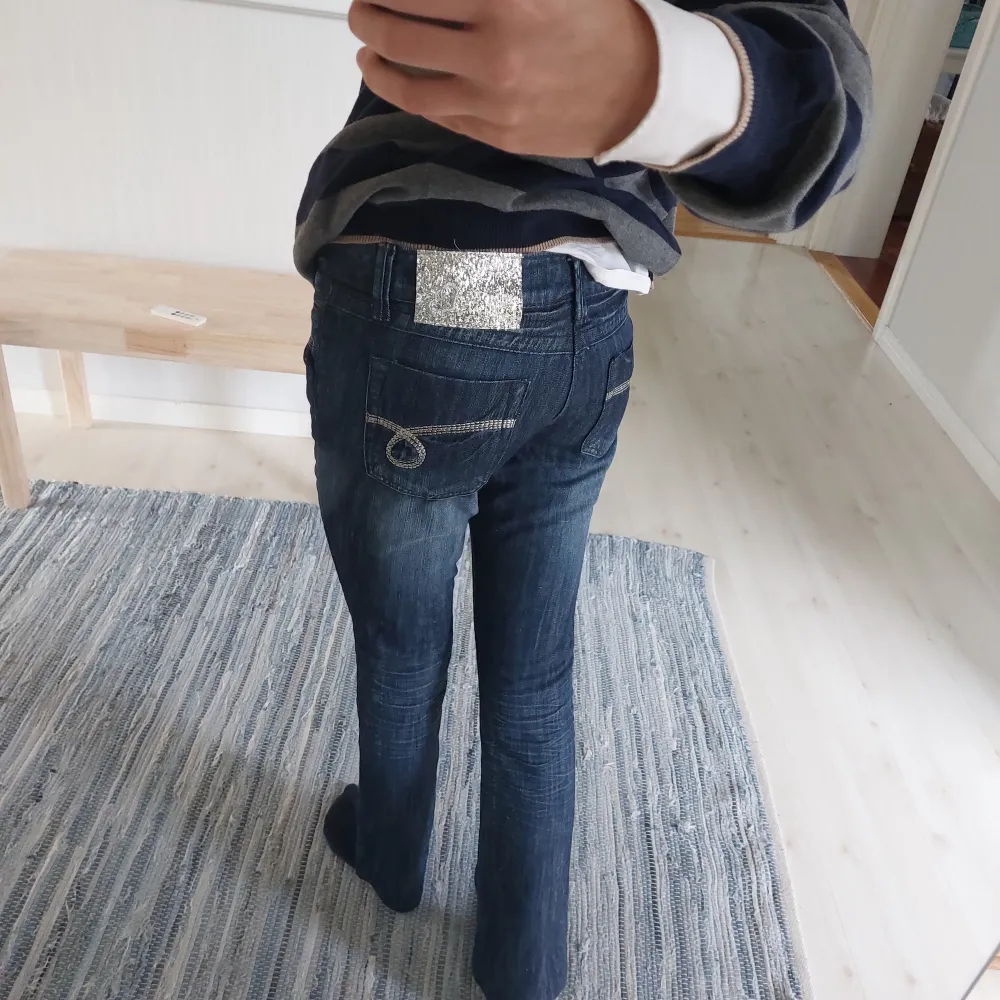 Jättecoola lågmidjade y2k jeans som är för små för mig i midjan och är lite föt korta. Kolla i bion för mått,och skriv ifall du vill ha mer exakta mått och mer bilder!  Innerbensmåttet är ca 82 cm och midjemåttet är ca 80 cm . Jeans & Byxor.