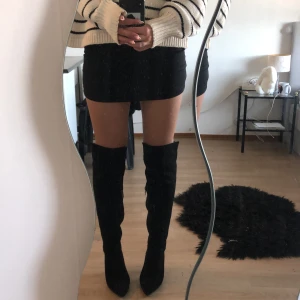 Svart stövlar  - Aldrig använt, skorna är gjord av mocka och det står strl 39 men passar dom som har 37 möjligen 38 om man har tunna strumpor 