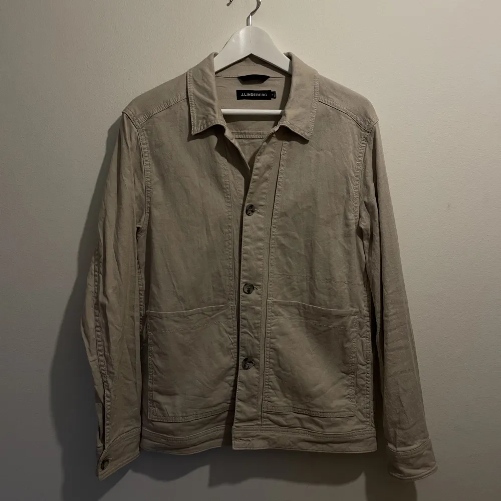 100% linne Overshirt i beige från J.Lindeberg. Inga defekter och fint skick🥰. Skjortor.