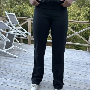 Svart vida byxor  - Ett par svart vida byxor, med stretch. Byxorna är långa i benen, men går att vika ner i midjan🖤