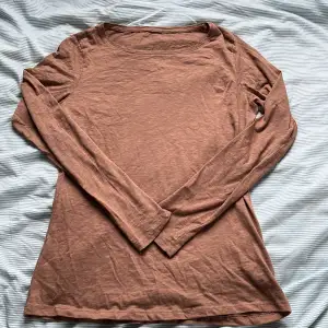 En brun tröja ifrån Spanien, aldrig använd, tunt och skönt material ⭐️