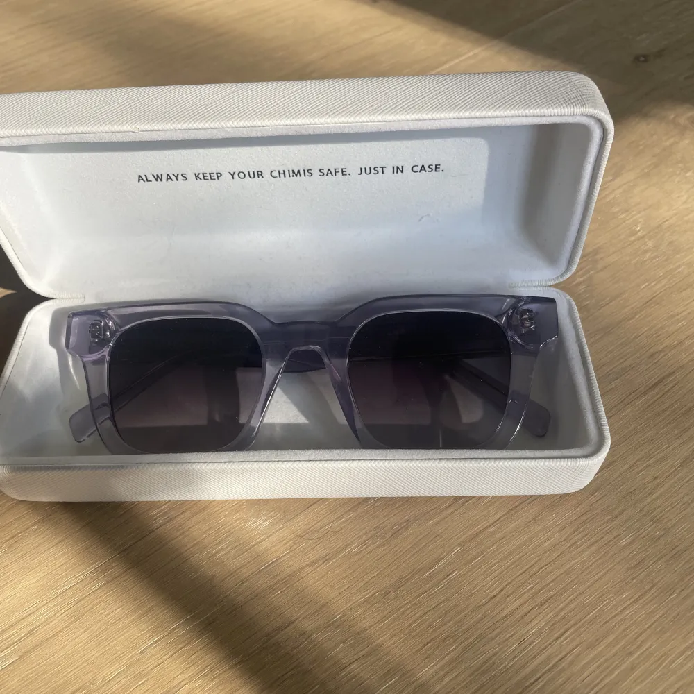 Solglasögon från chimi i strl 04 i en ljuslila färg. Använda ett fåtal gånger. Lådan ingår. Kan skicka fler bilder om de skulle önskas 🩵. Accessoarer.