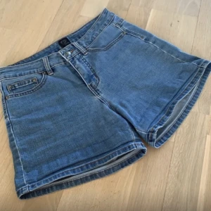 Jeansshorts RIP CURL - Blåa jeansshorts vars kant man kan vika ner. Säljer då de inte passar längre. Australiensiskt surfmärke Rip Curl 🇦🇺