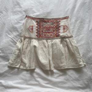 Kjol från zara i storlek s. Säljs för 179kr+frakt!💗