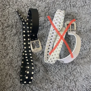 Y2k bälte - Det vita är sålt! ❤️Jättefint svart rhinestone bälte köpt på sellpy❤️ De är 112 cm långt!