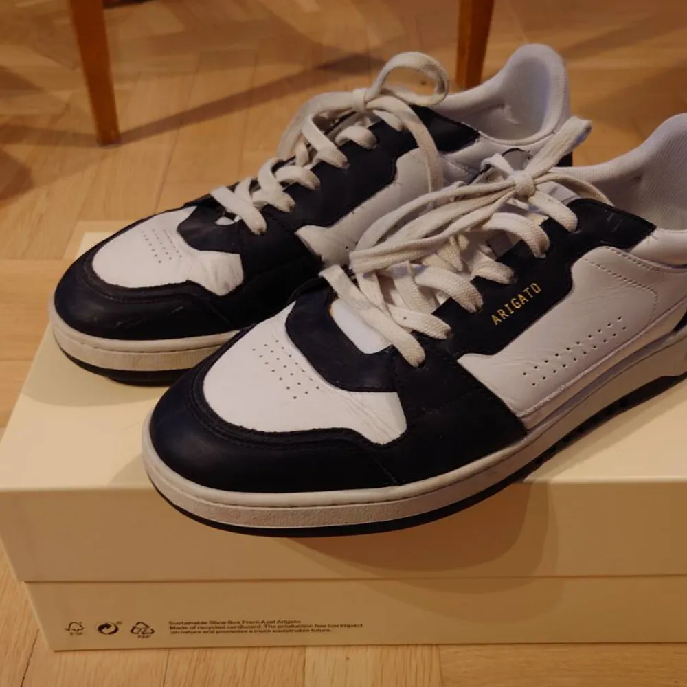 Axel Arigato Dice Lo Sneaker. Använda ca 10 gånger Skick: 9/10 Nypris: 2500kr. Skor.