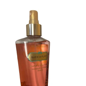 Victoria’s secret bodymist - Victoria’s secret bodymist 250 ml knappt använd kork finns ej flaskan är av den gammlare modellen luktar super gott 💕