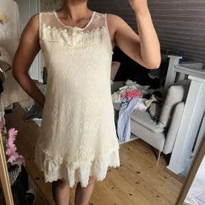 Söt spetsklänning - Jag är 160cm. Spetsklänning från Goldkid storlek S/M. Köpt i vintage butik, men endast använd en gång av mig. Super fint skick! Klänningens totala längd är ca 120cm. 