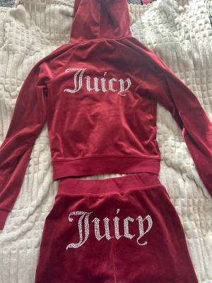 Juicy couture - Säljer nu mitt nästan oanvända Juicy Couture set, använd max 3 gånger. Byxorna är xxs och tröjan xs. Jätte fint skick. Säljer för 750kr