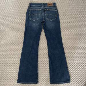 Lågmidjade bootcut Lee jeans i bra kvalitet som är använd få gånger. Midjemåttet tvärsöver: 37cm Innerbenslängden: 78cm. Säljer då de är för korta för mig som är 171cm. Använd gärna köp nu💕