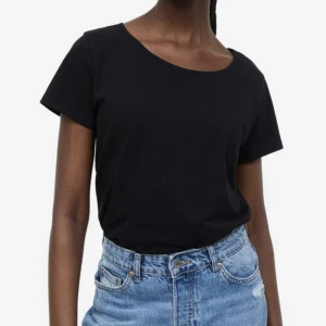 T-shirt - T-shirt i storlek l men passar som oversized på s/m🦋 hör av er vid minsta intresse eller funderingar 💓