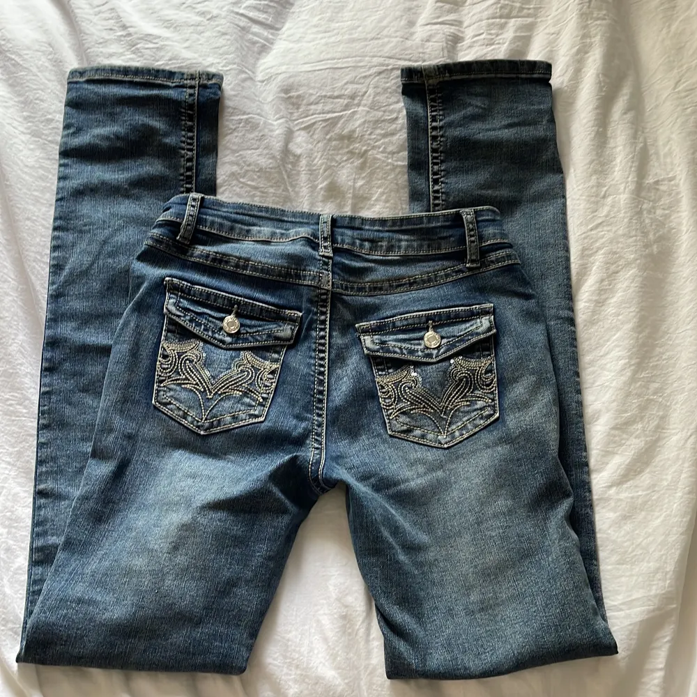 Säljer dessa snygga skinny/bootcut jeans med as feta fickor😍Köpta second hand, lappen där bak är borta så vet ej vad det är för märke. Pris kan diskuteras💕. Jeans & Byxor.