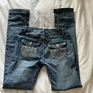 Jeans  - Säljer dessa snygga skinny/bootcut jeans med as feta fickor😍Köpta second hand, lappen där bak är borta så vet ej vad det är för märke. Pris kan diskuteras💕