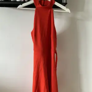 Fin röd klänning med öppen rygg i storlek S. Använd en gång 🌸