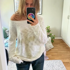 Stickad tröja - Absolut coolaste stickade tröjan jag äger, snyggt oversize och sitter så fint på😍köpt i Paris i höstas och endast använd 2 gånger - nypris ca 900kr. Köp!! 
