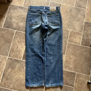 Orange Tab Vintage Levis - Vintage Levis 630 orange tab. Orange tab är en serie som startade 1969 och slutade göras 1999. Alla orange tab är alltså vintage. Orange tab var också mer fashion-inriktade än den vanliga red taben. Passformen är rak som en 501a. Passar W31L30